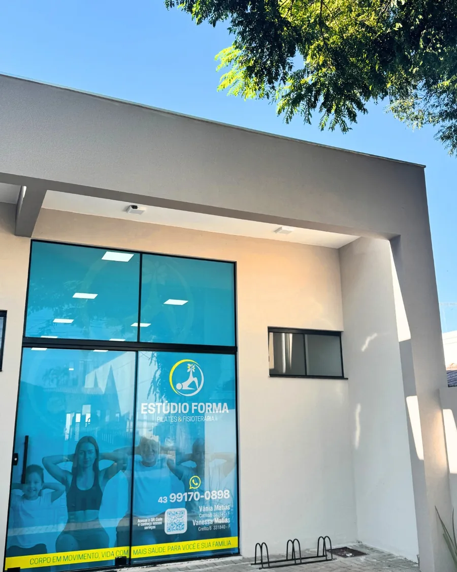 Fachada do Estúdio Forma, com a vitrine azul e o logo, na Av. Castro Alves