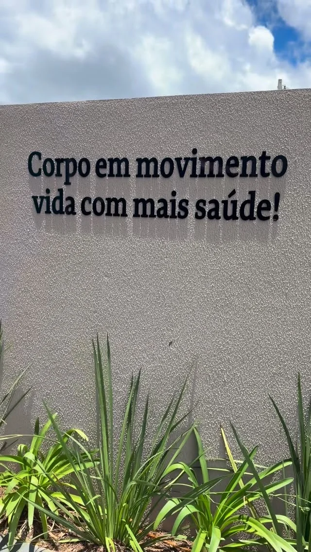 Parede externa com a frase Corpo em movimento, vida com mais saúde