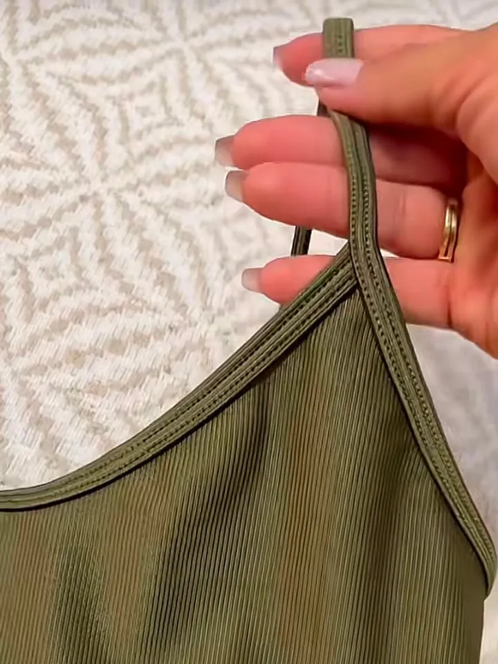 Detalhe da alça fina e do tecido canelado do macaquinho